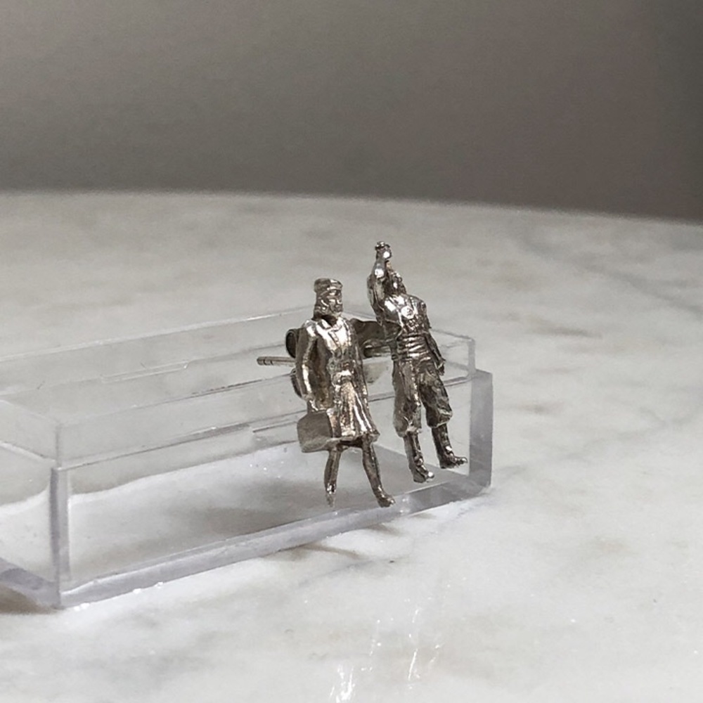 Silver Scale Figure Earrings